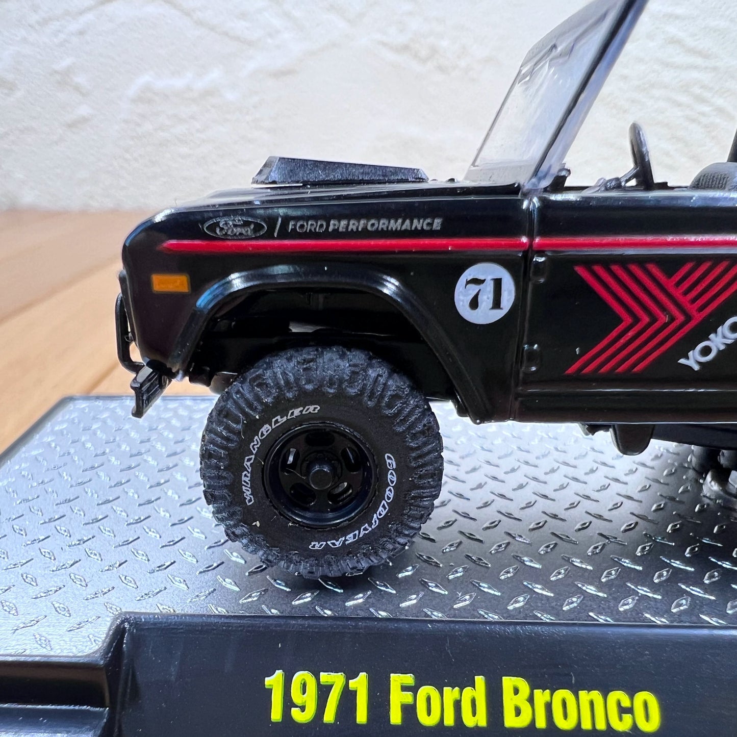 1/64 Scale 1971 Ford Bronco Compact SUV Diecast Model Car