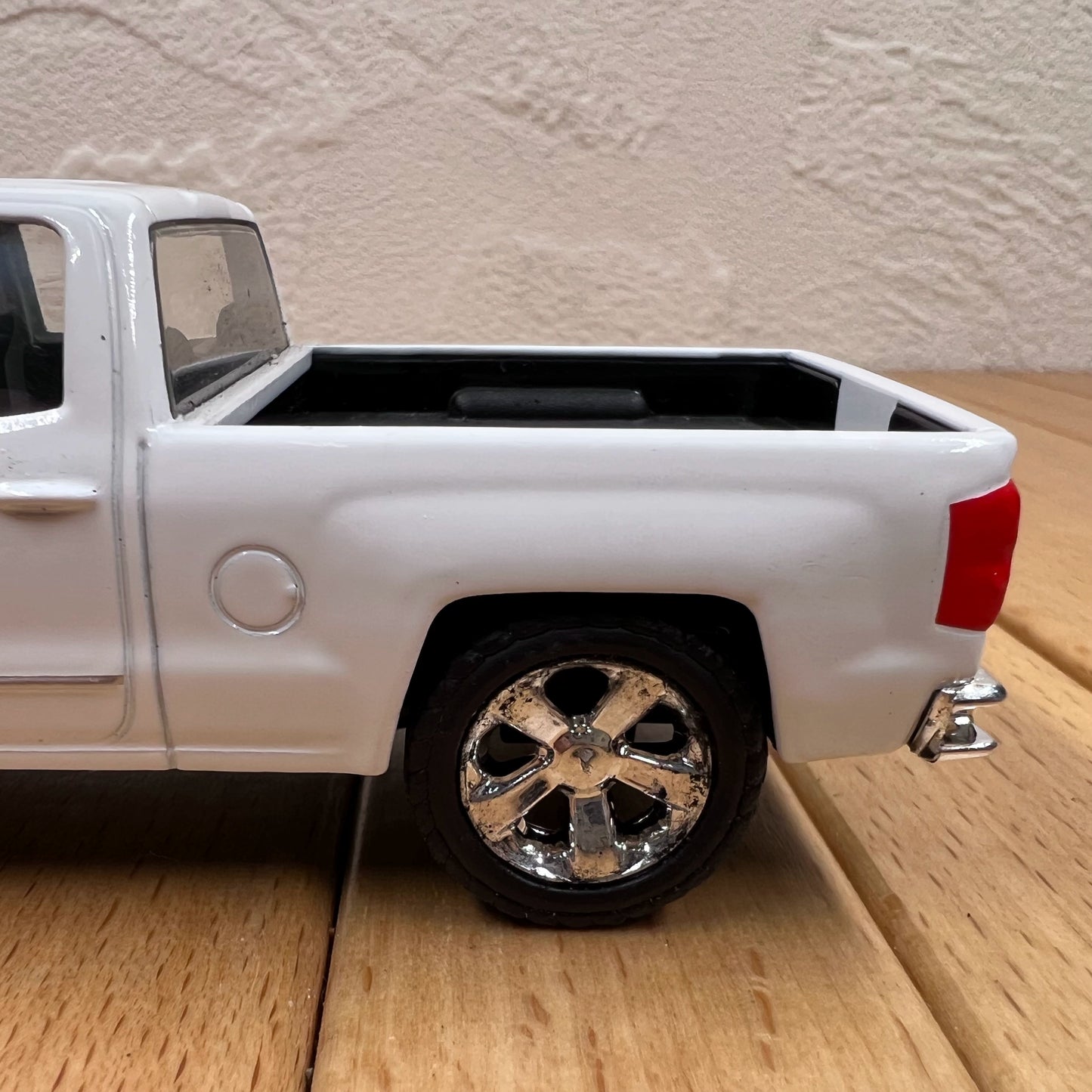 1/32 Scale 2014 Chevrolet Silverado Pickup Truck Diecast Model