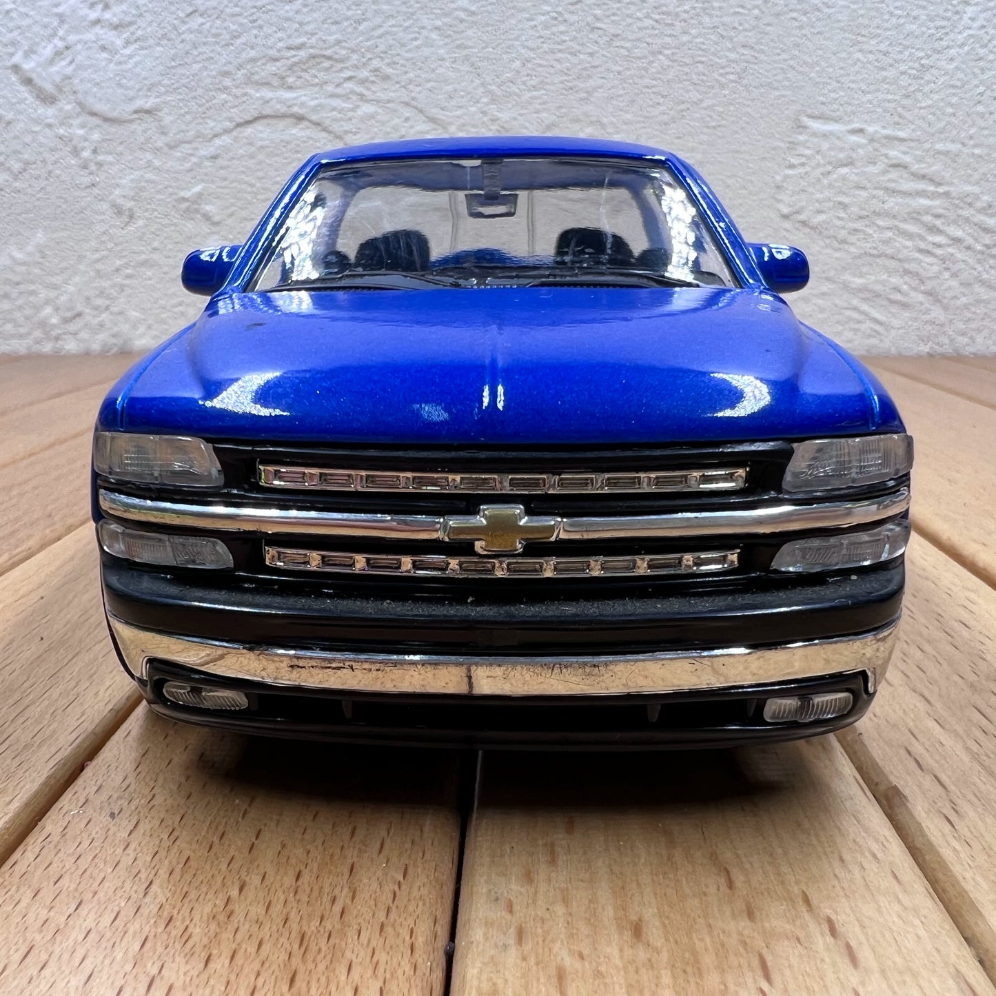 1/24 Scale 1999 Chevrolet Silverado Truck Diecast Model