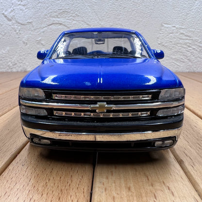 1/24 Scale 1999 Chevrolet Silverado Truck Diecast Model