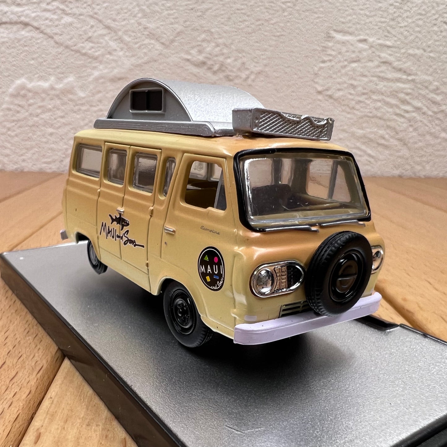 1/64 Scale 1965 Ford Econoline Camper Van Diecast Model