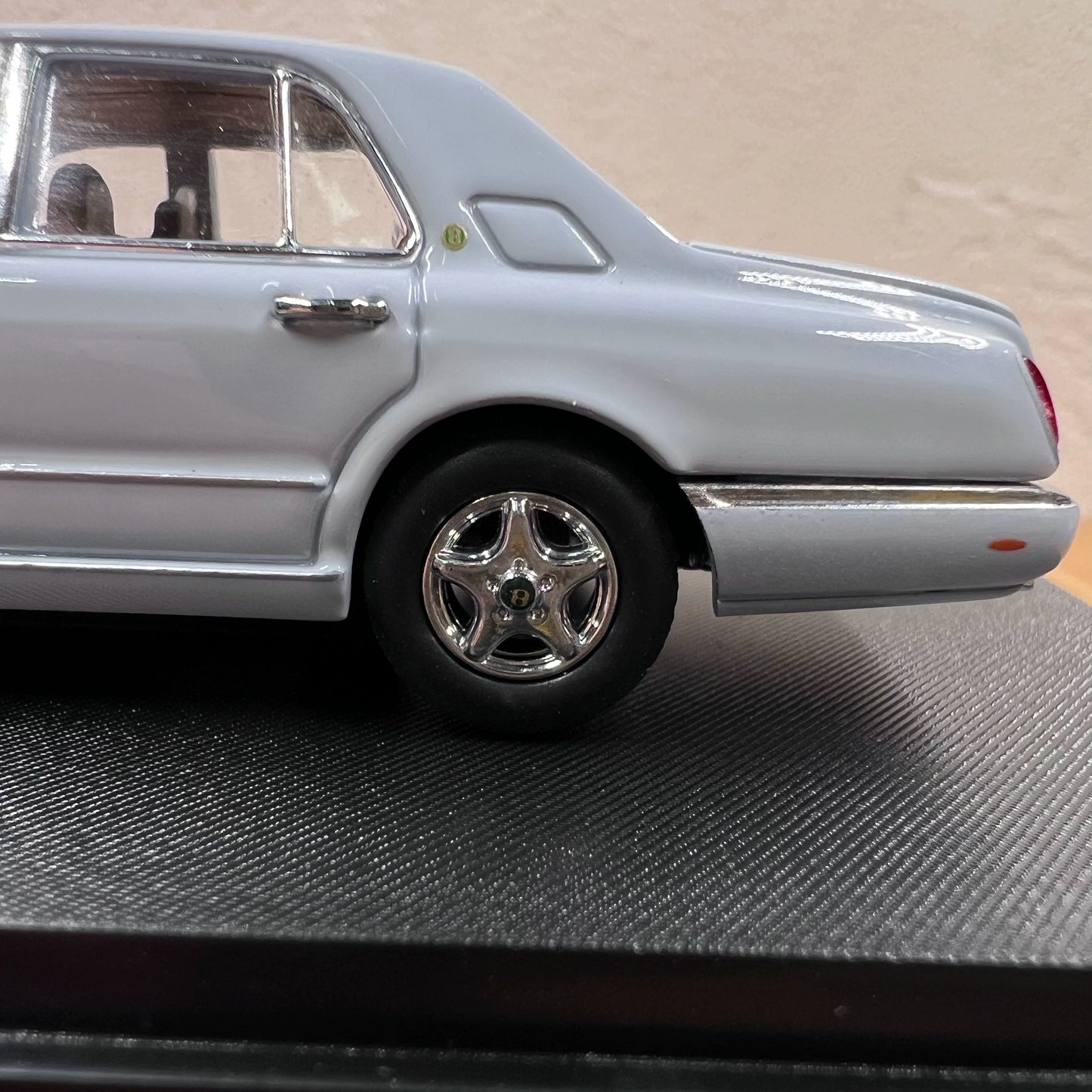 1/64 Scale 1988 Bentley Arnage Diecast Model Car