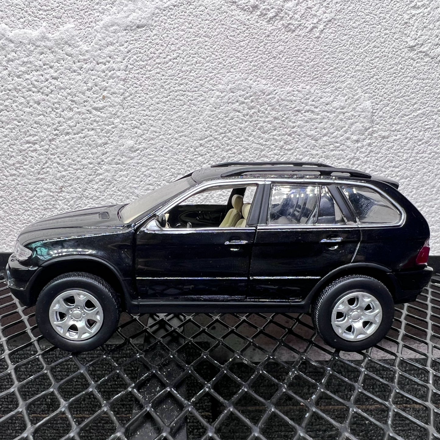 1/32 Scale BMW X5 SUV Diecast Model Car