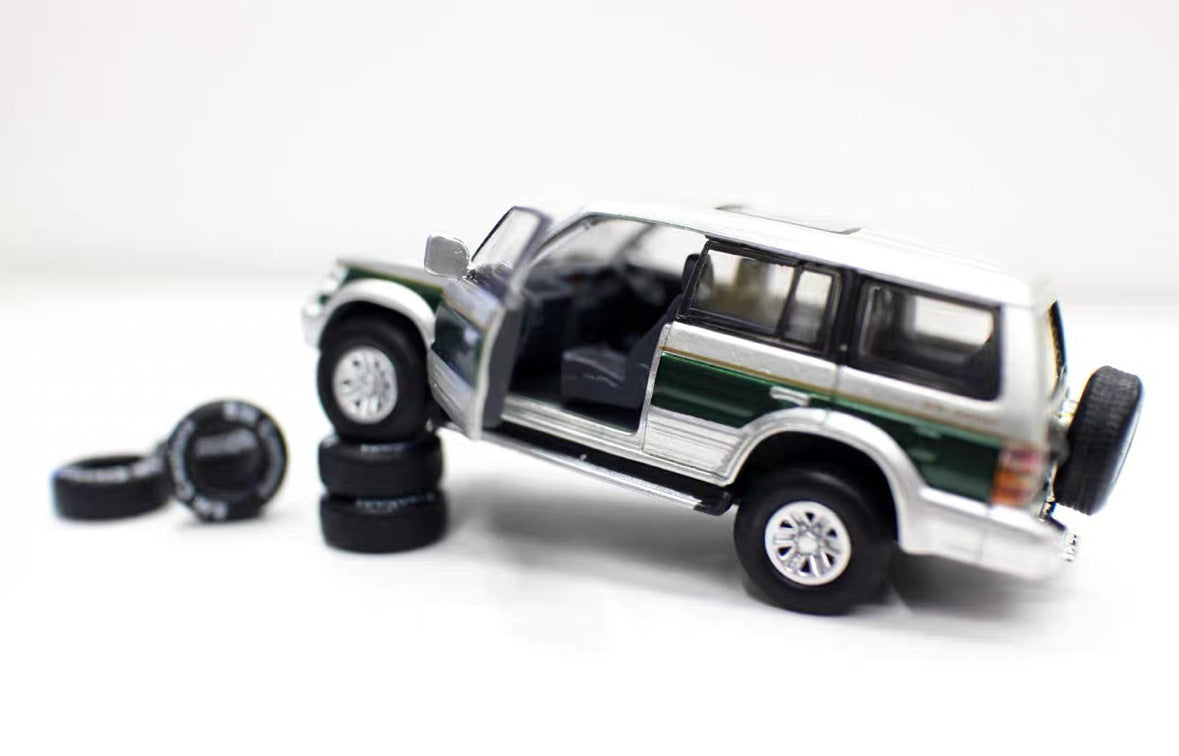 1/64 Scale Mitsubishi Pajero Super Exceed SUV Diecast Model