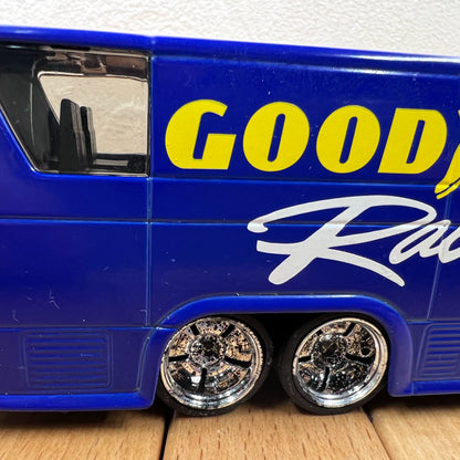 1/64 Scale Coach Bus Diecast Model