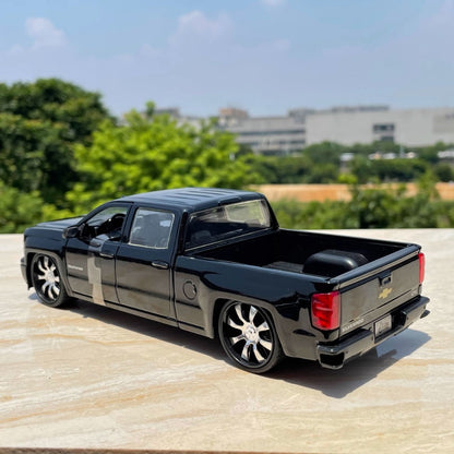 1/24 Scale Chevrolet Silverado Pickup Truck Diecast Model Car