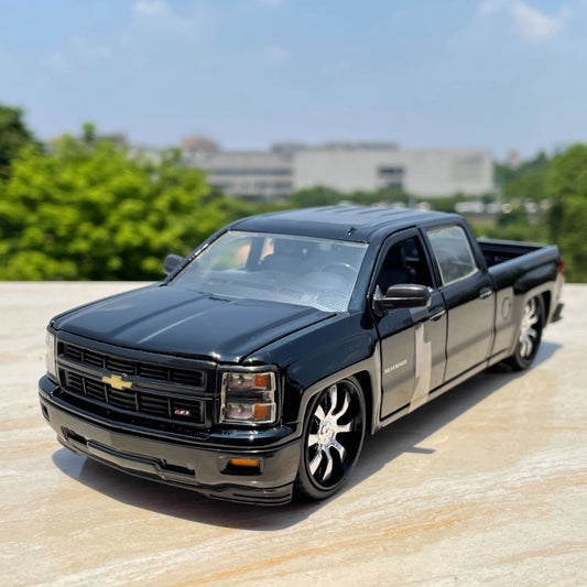 1/24 Scale Chevrolet Silverado Pickup Truck Diecast Model Car