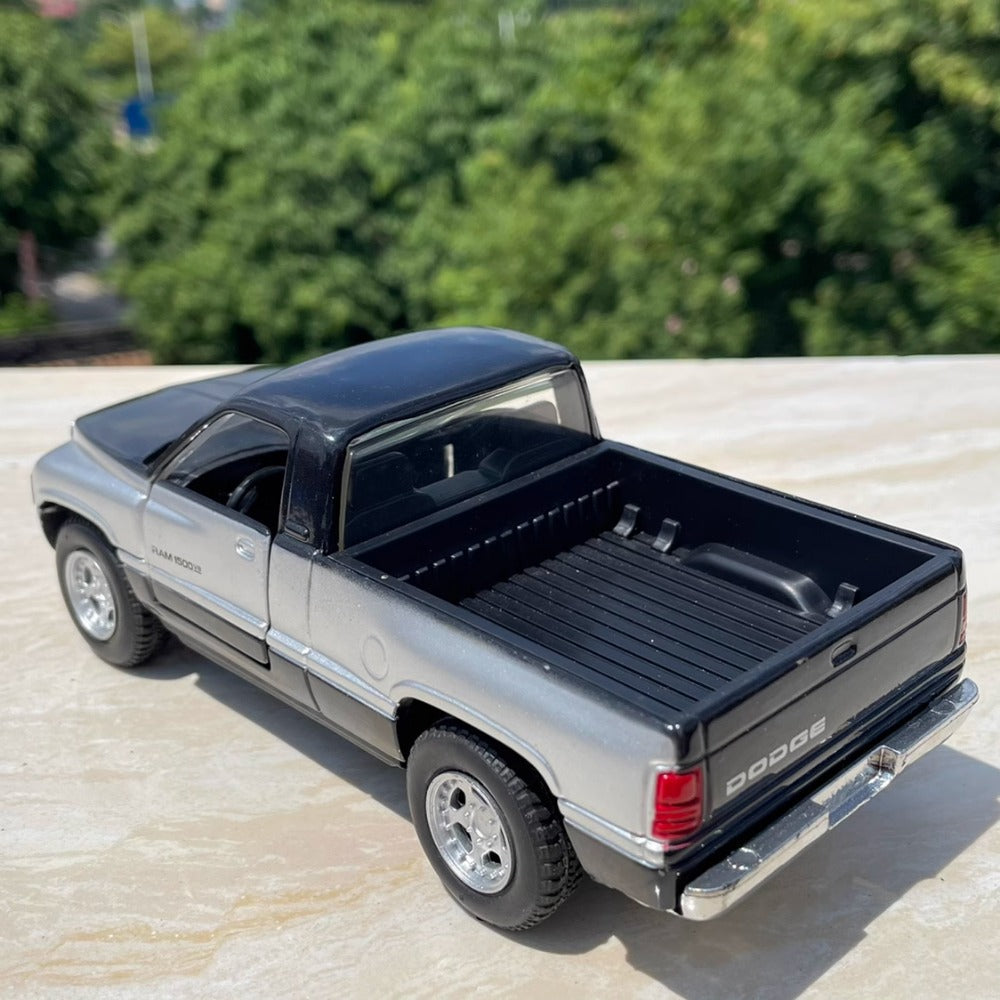 1/24 Scale Dodge Ram 1500 Pickup Truck Diecast Model Car