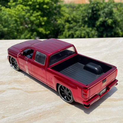 1/24 Scale Chevrolet Silverado Pickup Truck Diecast Model Car