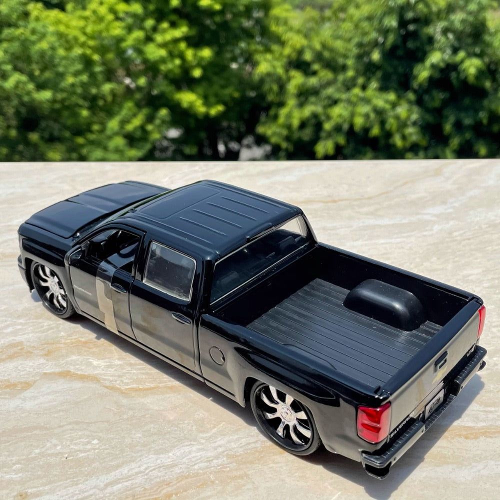 1/24 Scale Chevrolet Silverado Pickup Truck Diecast Model Car