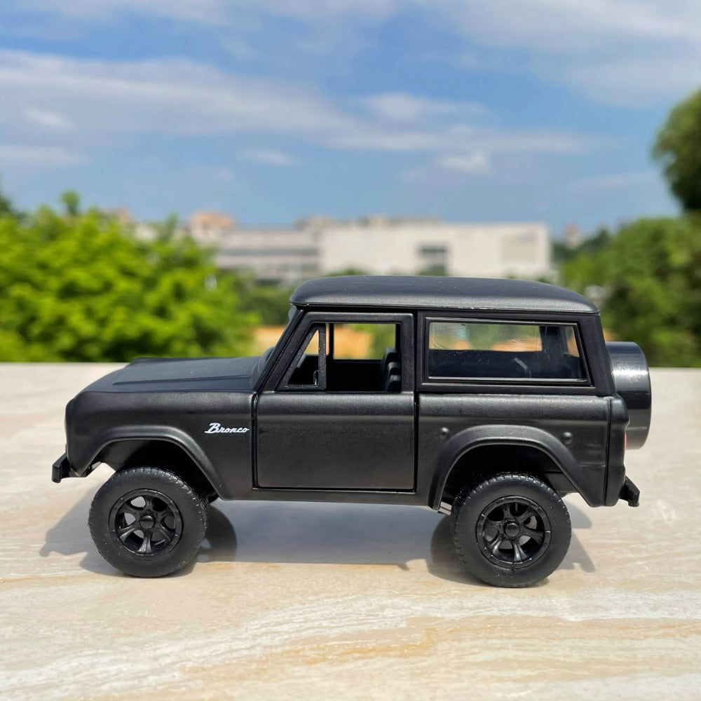 1/32 Scale Ford Bronco SUV Diecast Model Car