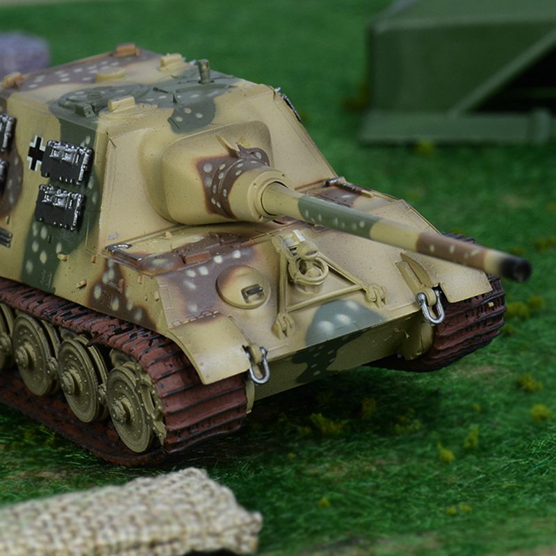 1:72 scale Jagdtiger fighting vehicle model