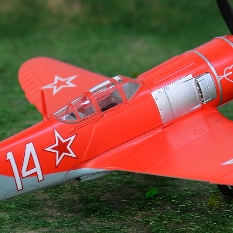 prebuilt 1/72 scale Lavochkin La-7 Soviet fighter aircraft model 36334